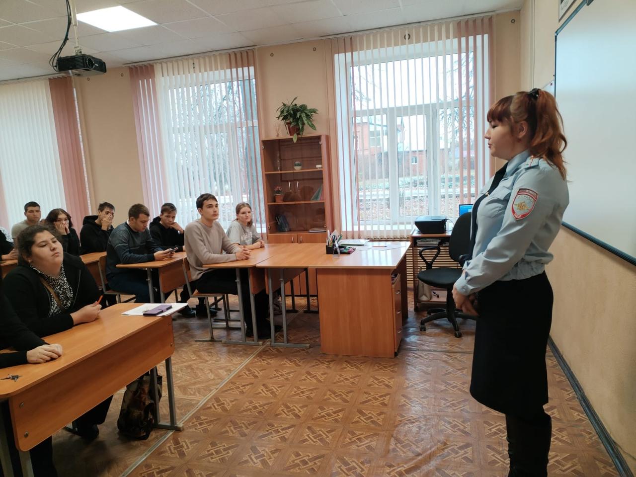 Сотрудники полиции рассказали студентам и школьникам о правонарушениях в сфере незаконного оборота наркотиков и мошенничестве в сети Интернет