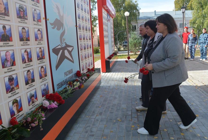 Карабулакцы возложили цветы в память о защитниках новых территорий России